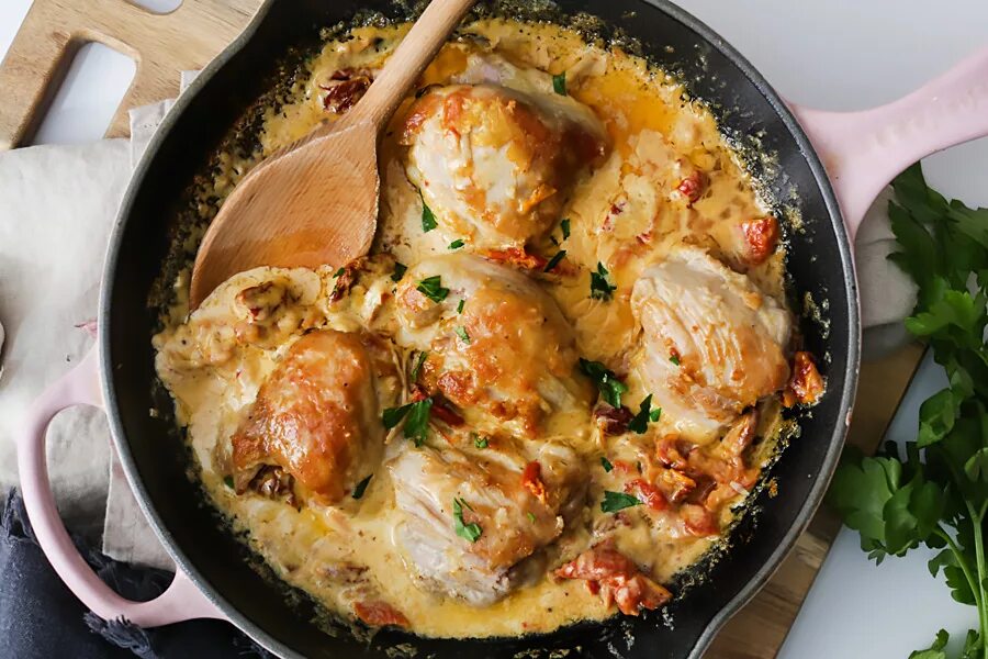 Куриные голени на сковородке. Бедра с овощами на сковороде. Жареные куриные бедра на сковороде. Макароны с курицей на сковороде. Куриные бедра на сковороде быстро.