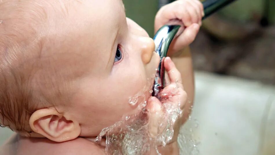 Грудничкам нужно давать воду