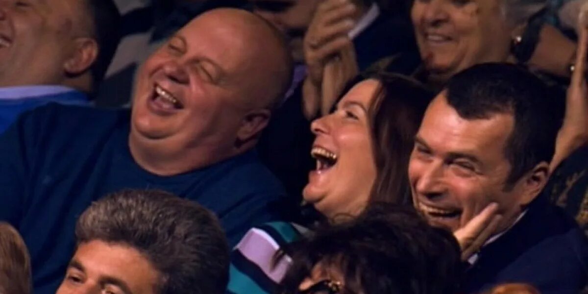 Смех зрителей. Команда тамашоу. Зрители в зале смеются. Зрители смеются. Камеди клаб зрители в зале.