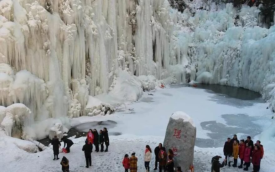 Замерзший водопад в китае. Река сонхуа замерзает. Водопад жемчужина китай. Китай замерз. Река сонхуа замерзает в китае.