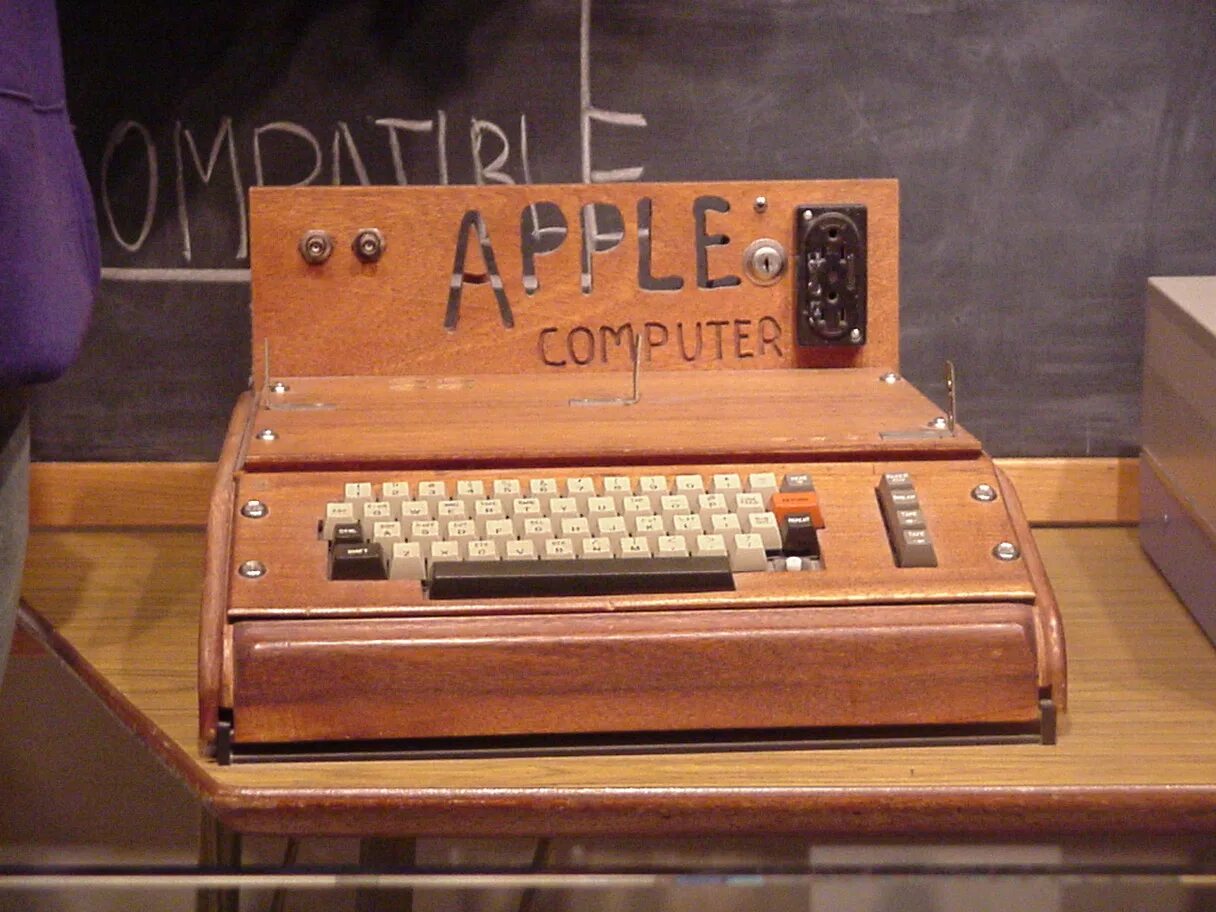 First apple. Apple 1. Компьютер Эппл 1976. Первый компьютер Apple. Компьютер Apple 1970.