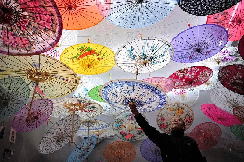 Японский зонтик. Китайский зонтик. Разноцветные зонтики. Украшение потолка зонтиками. Продавец зонтиков
