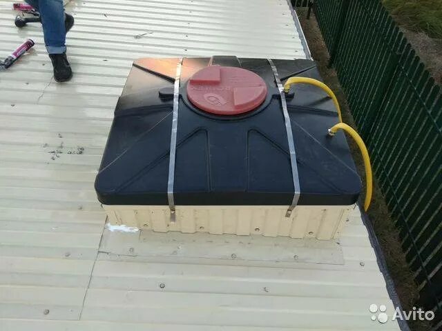Как установить бак на крышу. Бак для душа rostok 110 л. с подогревом и лейкой. бак для душа на крыше. монтаж бака для летнего душа.