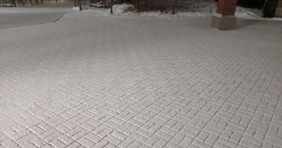 Плитка для улицы. Тротуарная плитка зимой. Дорожная плитка. Дорожка зимой. Брусчатка зимой.