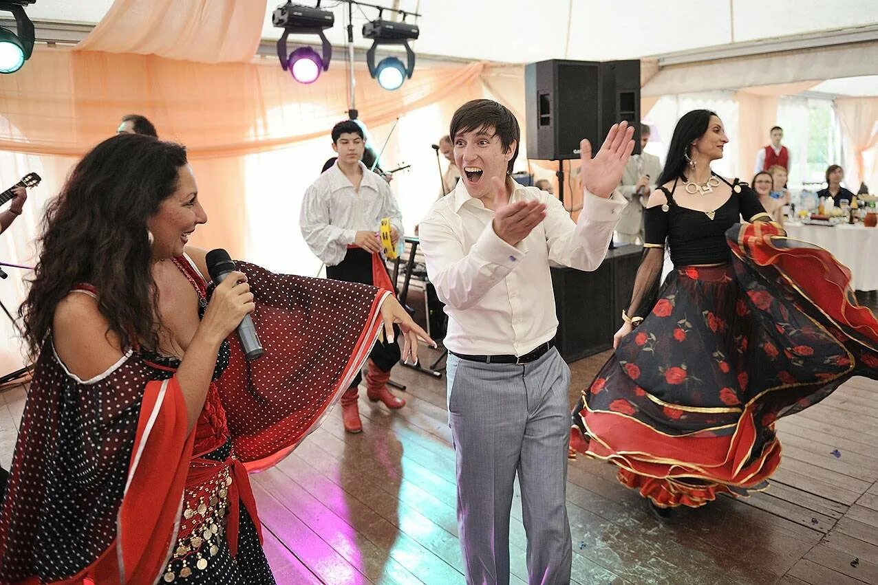 цыганский ансамбль чергэн. свадьба в цыганском стиле. цыганская свадьба обычаи. цыганская свадьба обычаи. свадьба цыган.