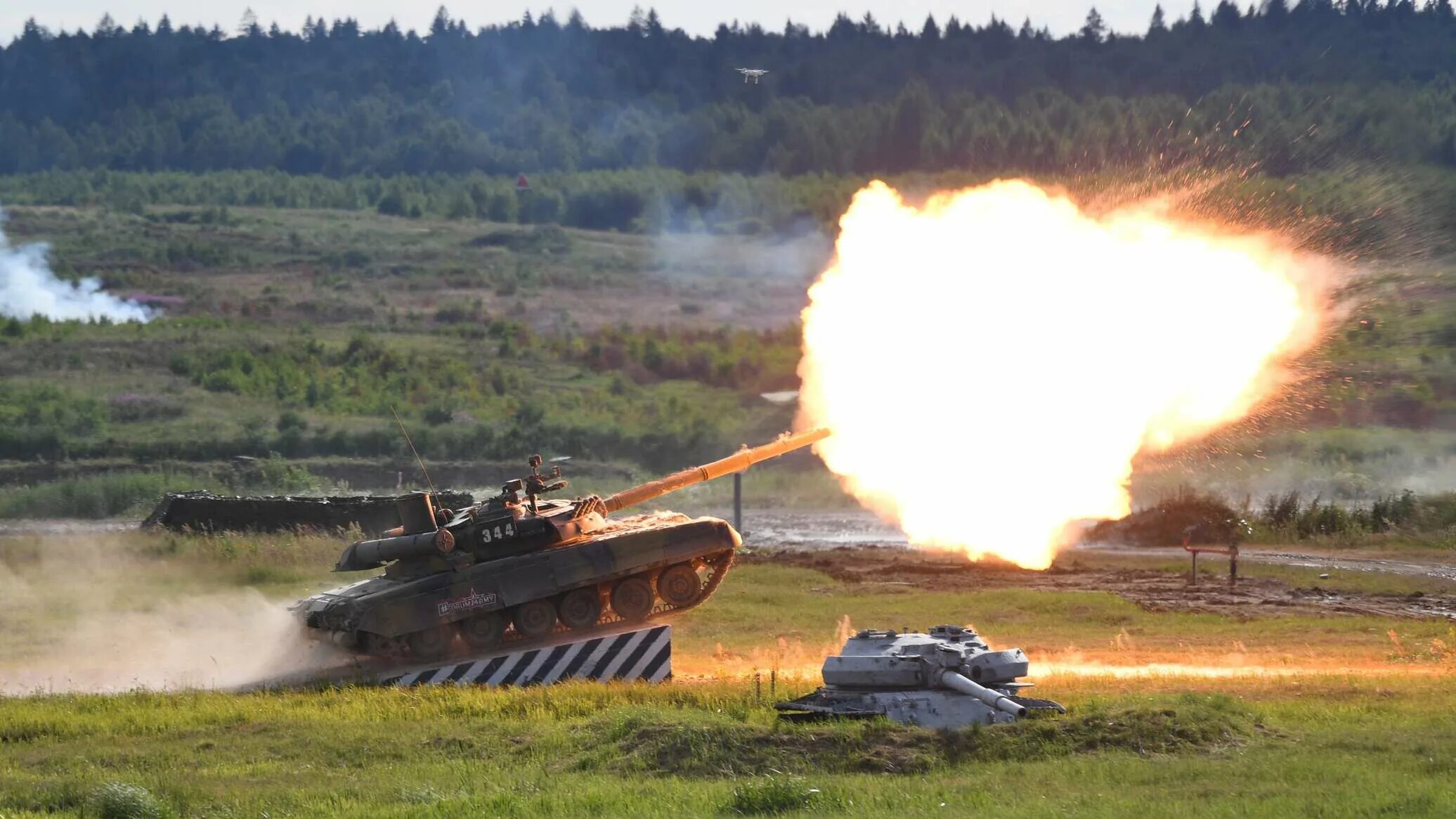 Стрельба с танка т - 72. Танк т-72б. Т72б3 выстрел. Выстрел танка. Российские танки на параде.