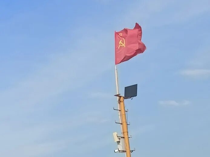 Флаг поднимают или подымают. Флаг на флагштоке. поднял красный флаг. ссср подняли флаг.