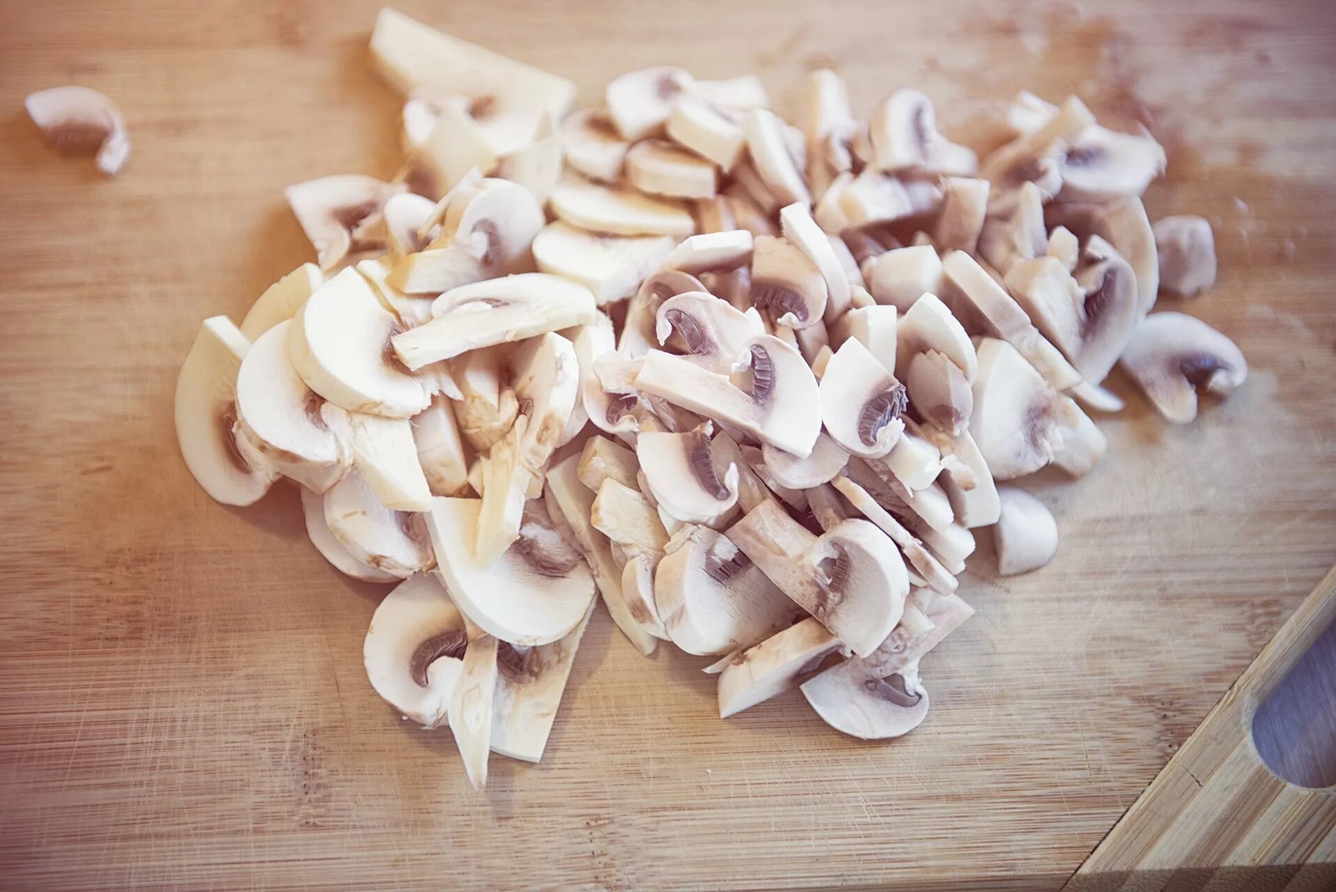Грибы нарезанные пластинками. Как нарезать шампиньоны. Грибы порезанные. Разрезанный шампиньон. Как нарезать шампиньоны.