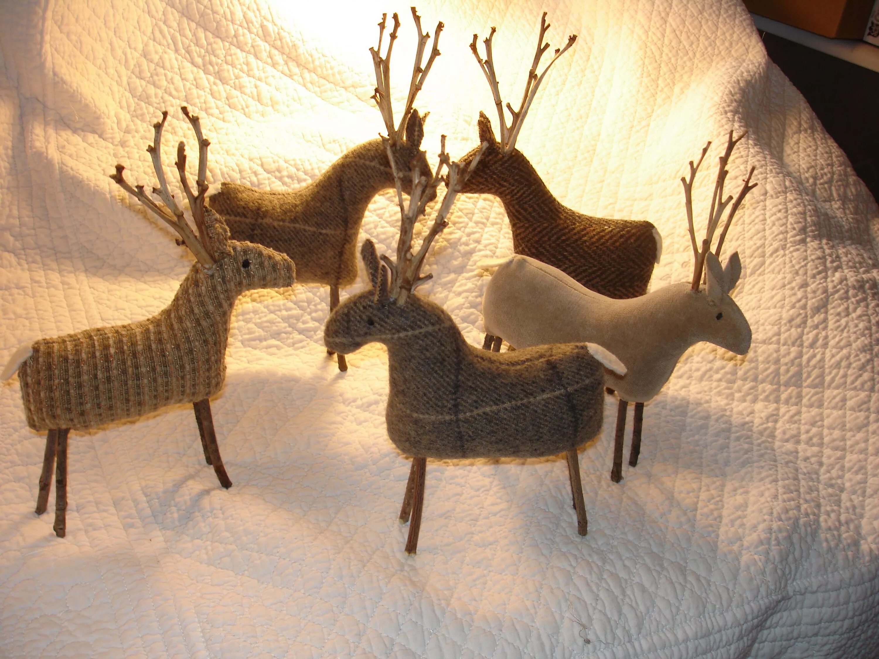 олень из бумажной лозы мк. поделка олень своими руками. мастер класс олень. стильные новогодние олени. поделки из веток деревьев своими руками.