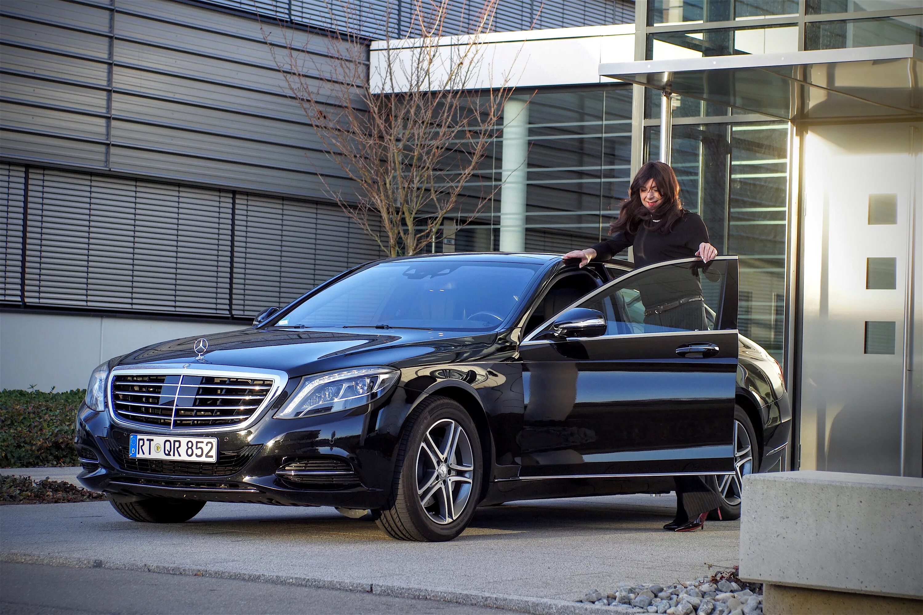 Мерседес майбах с водителем. Mercedes-benz w221 салон. Человек в авто. Mercedes benz c class w204 салон. Машин мерседес водитель.