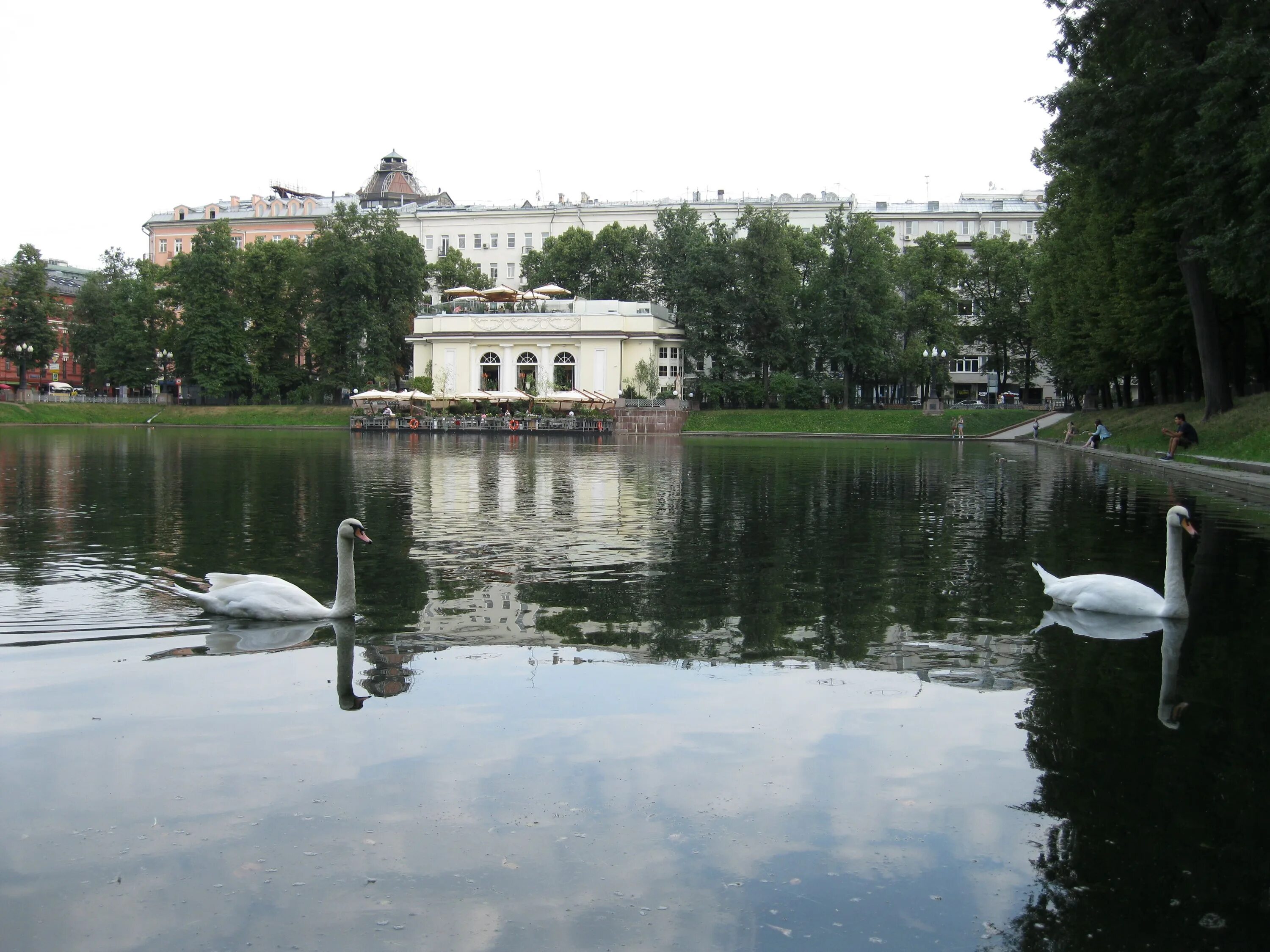 Патриаршие пруды гулять. Патриаршие пруды Москва. Патриаршие пруды им Маркса. Патриаршие пруды 19 век. Высотка на Патриарших прудах.