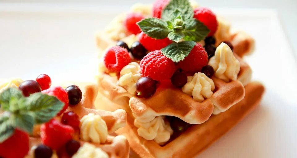 Вафли с фруктами. Бельгийские вафли с ягодами. Вафли с фруктами. Гренки вафельные с фруктами. Сладости и десерты.