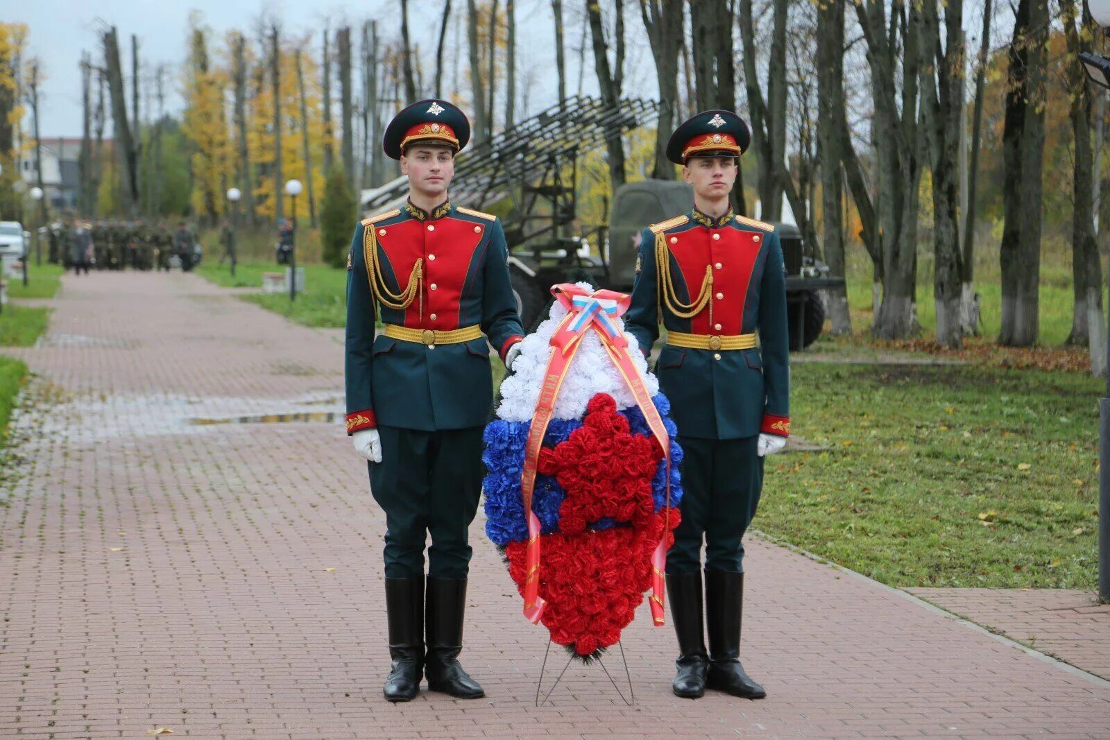 Какому событию посвящен памятник кремлевским курсантам. Памятник Кремлёвским курсантам. Марш кремлевских курсантов. Памятник Кремлёвским курсантам 1941 посвящается. Знак марш кремлевских курсантов.