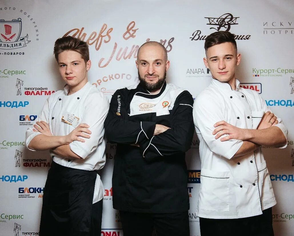 Работа в геленджике поваром свежие. Битва бабушка и шеф повар. Вакансия повар. Работа в геленджике поваром свежие. Фартук 'я великий кулинар'.