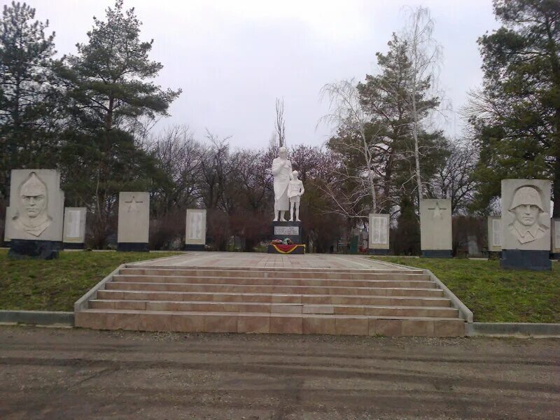 Октябрьский северского района краснодарского края. Краснодарский край Северский район станица Северская. Памятники станица Северская Краснодарский. Вечный огонь станица Северская Краснодарский край. Памятники Северская станица Краснодарский край.