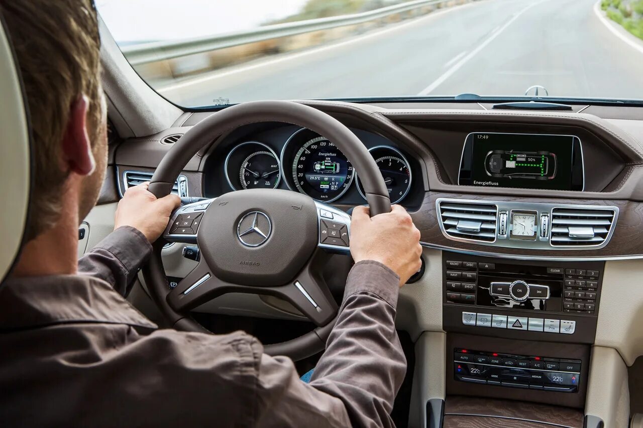 Машина мерседес бенц s600. Машины s600 телохранителей. Водитель и автомобиль. Парень на мерседесе. Машин мерседес водитель.