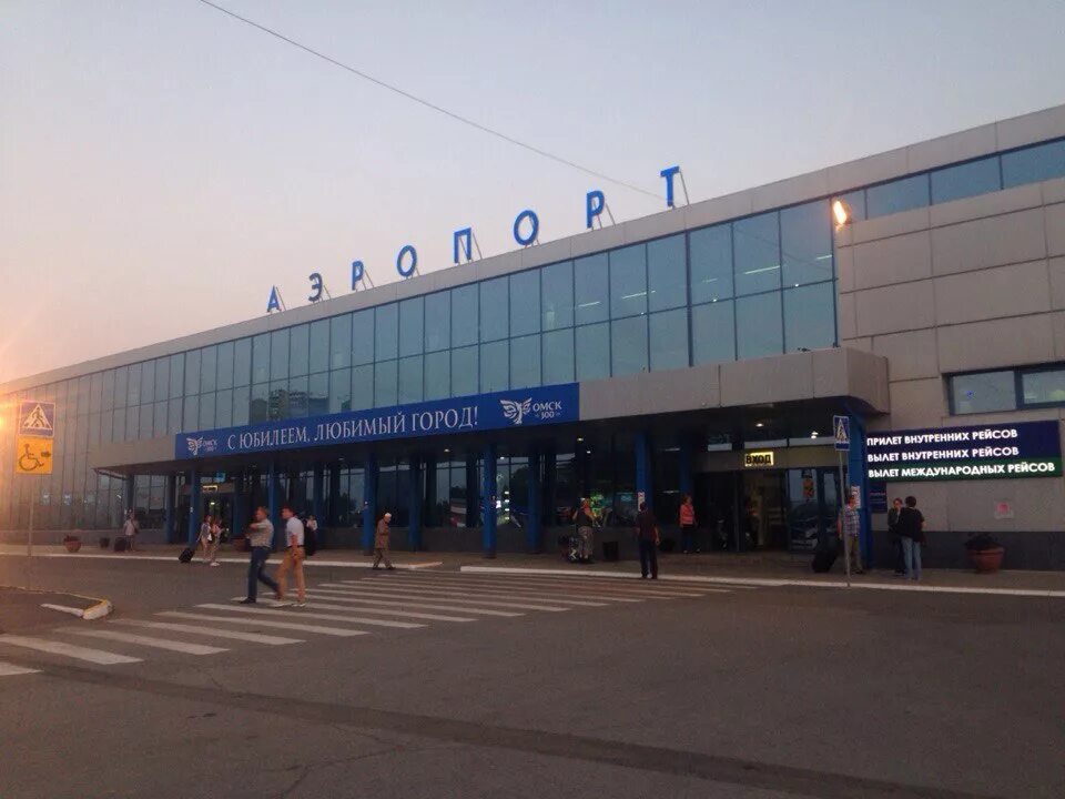 Сколько аэропортов в омске. Аэропорт Омск. Модель аэропорта Омск Центральный. Омский аэропорт фото. Омский аэропорт Омск Центральный внутри.