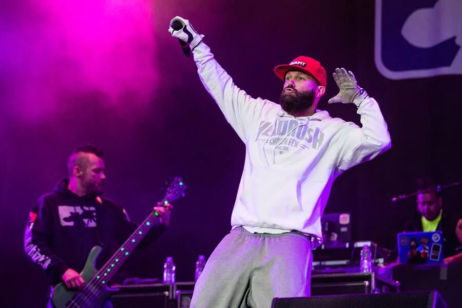 Rolling burns. Лимп бизкит фото. Rolling burns. Rolling burns. Limp bizkit fred durst.
