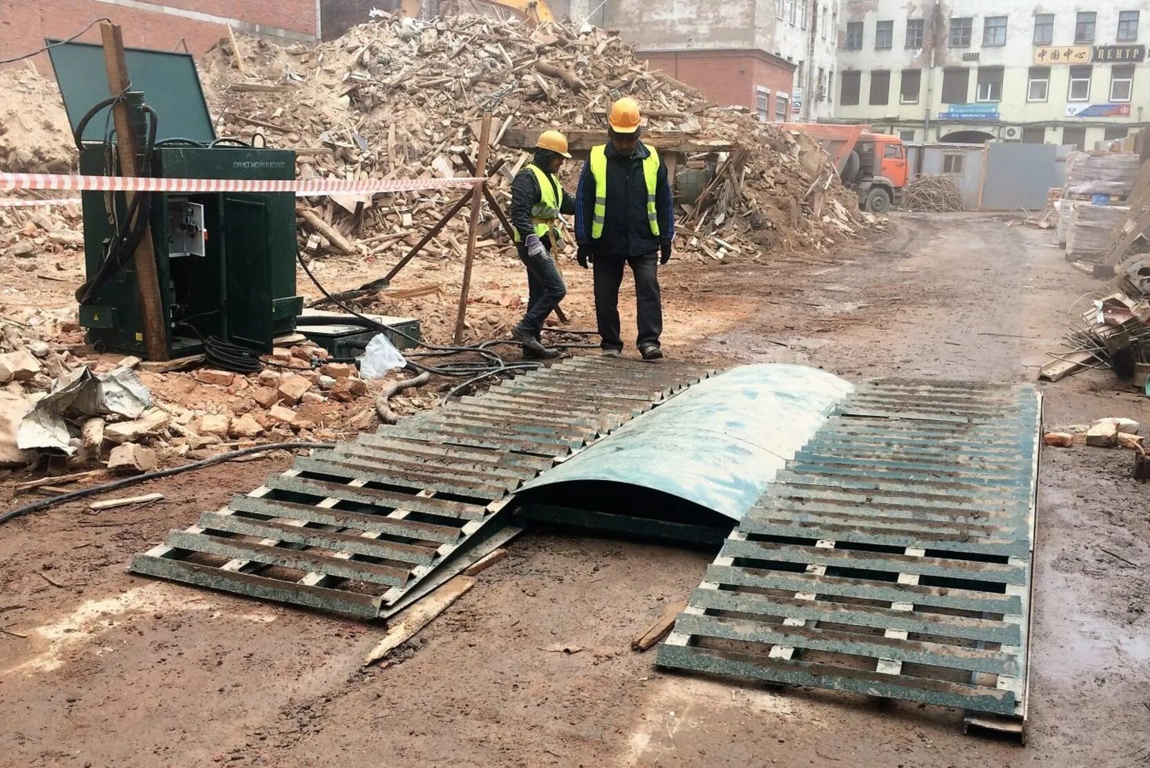 Реконструкция. На строительную площадку доставили. На строительную площадку доставили. Разгрузка кирпича на стройке. Перевозка шаландой.