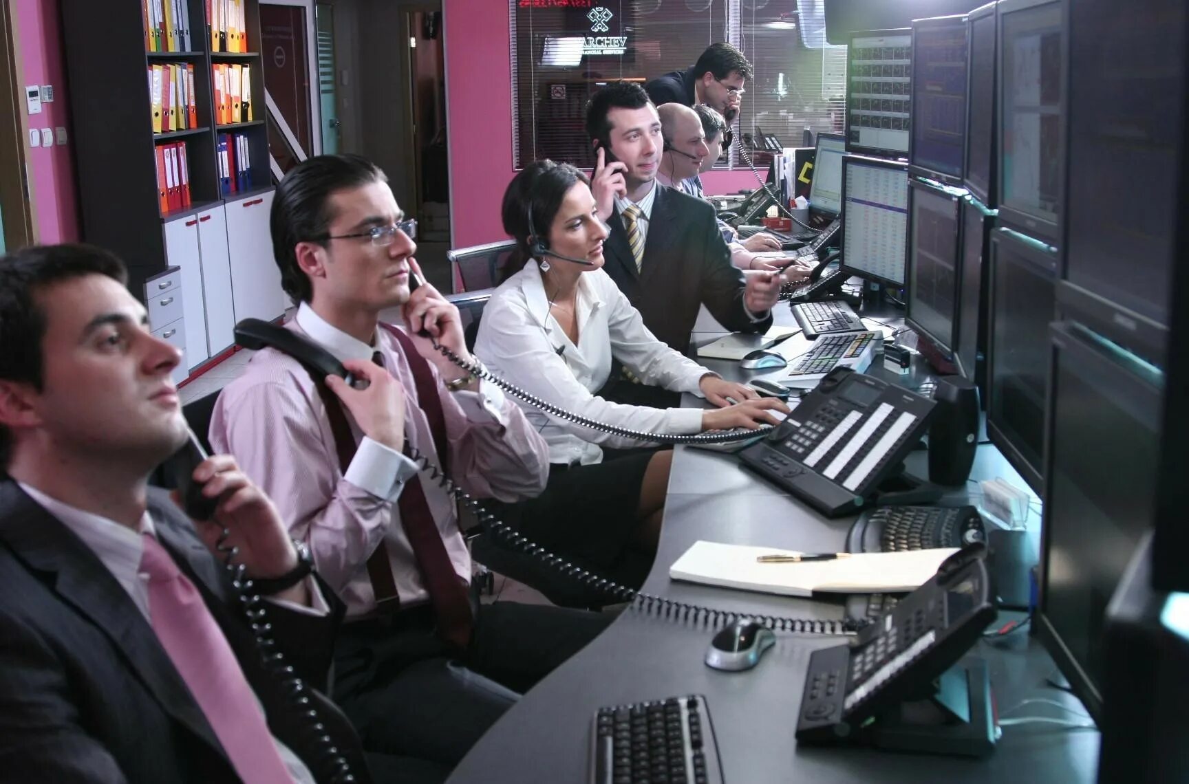 Альпари брокер. Офис брокеров. Брокерская компания. Офис брокеров. Офис брокера.