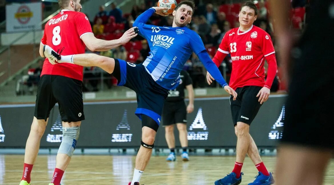 Велсунгур хаукар. Какую обувь носят гандболисты. Заря каспия астрахань. Зори каспия. Авиатор астрахань гандбол.