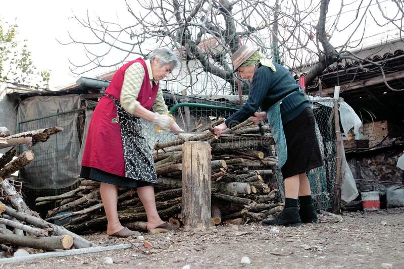 Бабушка с дровами. Дрова закончились топить нечем. Газификация всей страны. Газ с дровами. Заготовка дров.