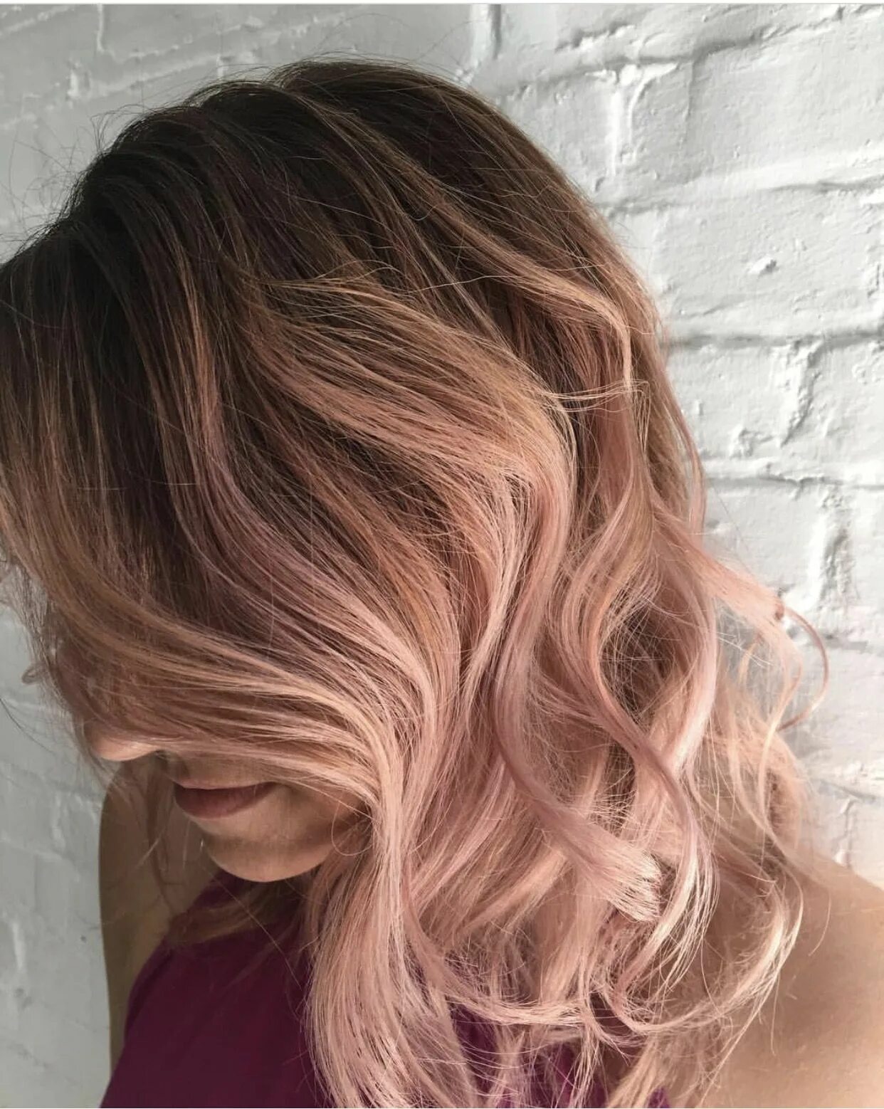 Rose blonde. Роуз Голд балаяж. Rose Gold балаяж. Персиковый блонд балаяж. Русый с розовым оттенком.