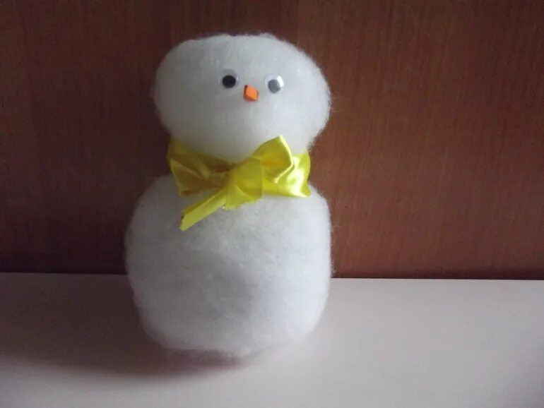 Поделки из синтепона. Поделка веселые снеговики для детей. Новогодняя игрушка из синтепона. Снеговик из синтепона мастер класс. Новогодняя игрушка из синтепона.