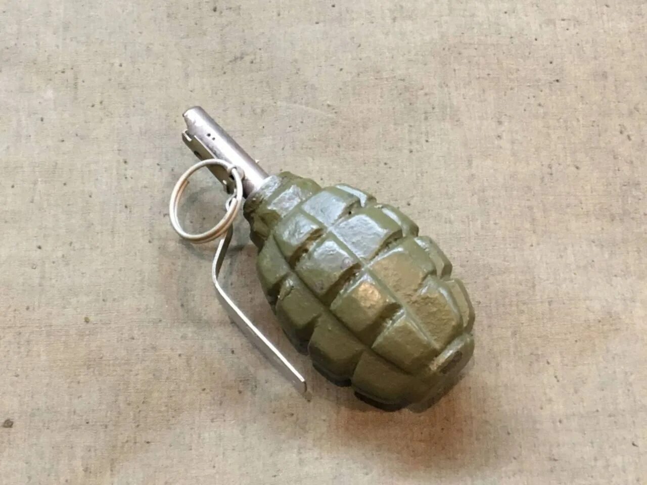 Граната ф1 второй мировой войны. Нашли гранату. Граната на станции метро. Граната ф-1 времен великой отечественной войны. Граната лимонка ф1.