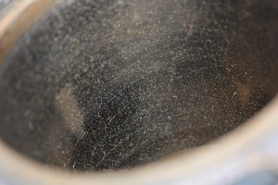 Отмыть графит. Отмыть графит. Чем отмыть профильную трубу от заводской смазки. Белый налет на кастрюле. Зачистка металла от ржавчины.