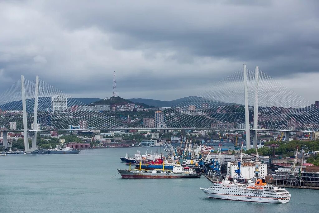 Vladivostok port. Порт Владивосток. Свободный порт Владивосток. Владивосток морские ворота России. Главный порт Владивостока.