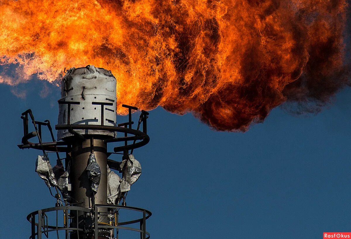 Газовый факел. Сжигание попутного газа. Факел на газовом заводе. Газовый факел вертикальный. Факелы сжигания попутного газа