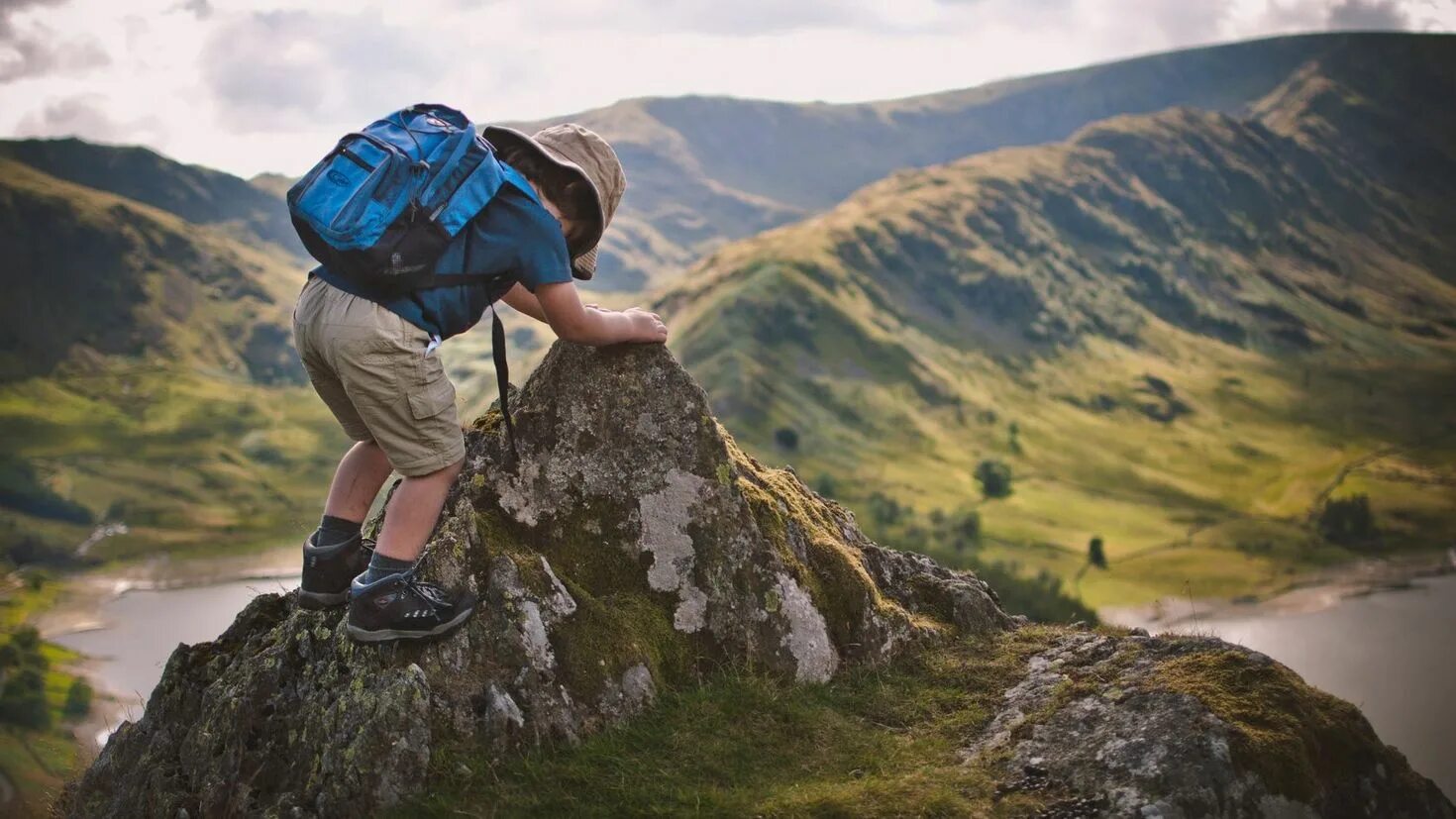 Mountain child. Поход в горы. Путешественник в горах. Рюкзак для путешествий. Мальчик в горах.