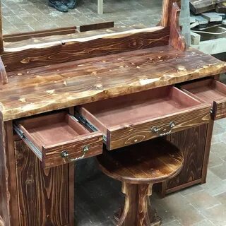 Столик из массива с зеркалом