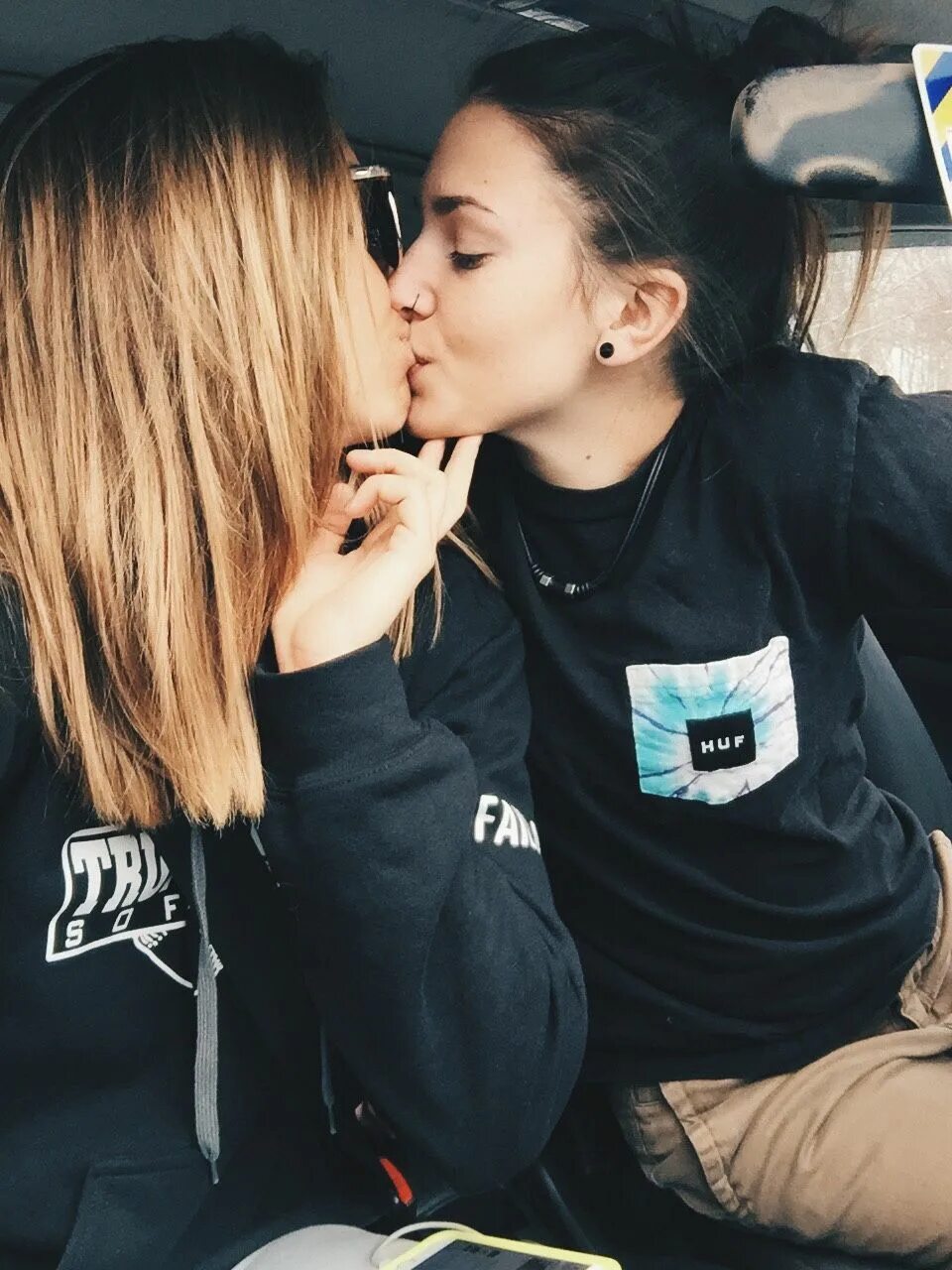 Lesbian society. Несовершеннолетние лесби. Милые лесбийские пары подростки. Девочки подростки лесби селфи. Две подруги лесби селфи.