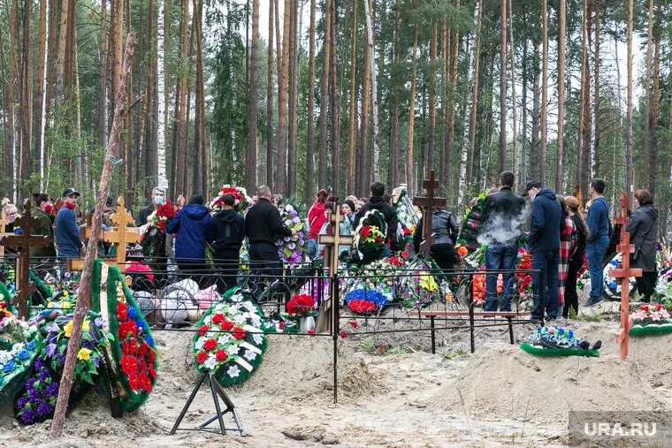 Похоронить тюмень. Могила Насти Муравьевой Тюмень. Похороны Насти Муравьевой Тюмень. В Тюмени простились с Настей Муравьевой. Могила Насти Муравьевой.