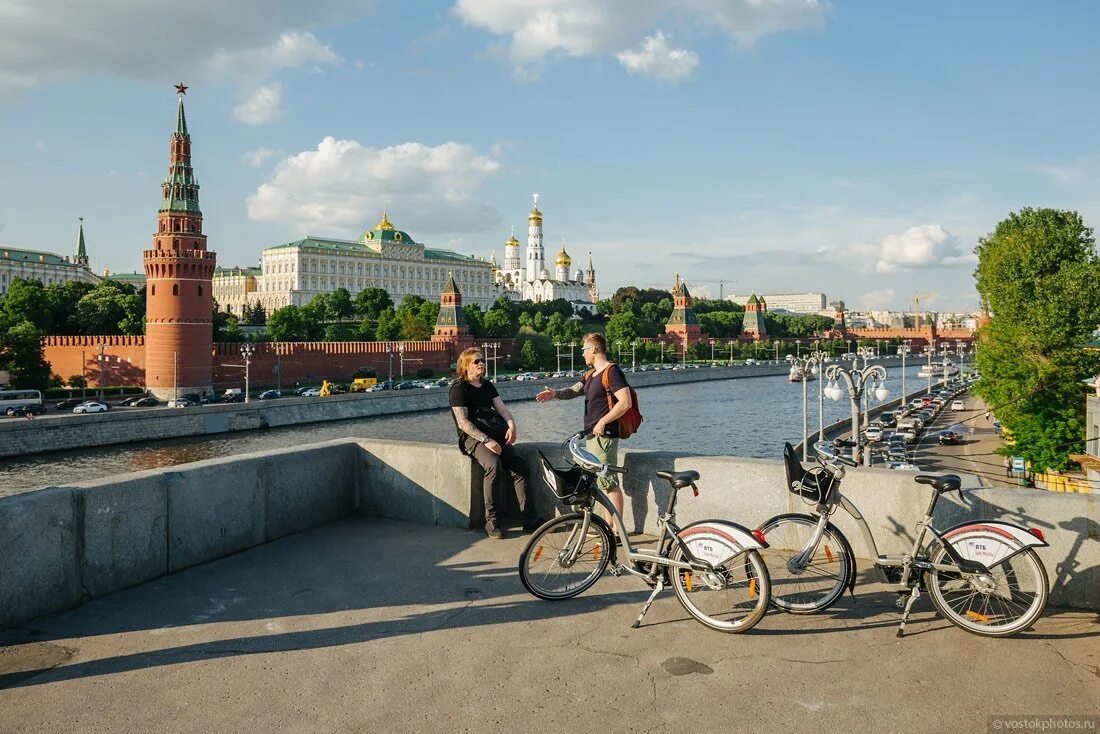 Велопрокат в москве. Велосипеды сокольники парк. Вднх на велосипеде. Велобайк москва. Люди на велосипедах в городе.