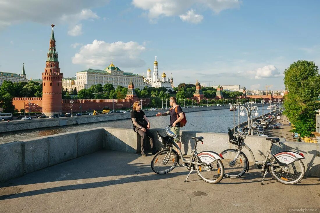 Велопрокат ВДНХ. Велосипедист Москва. Велосипед Москва. Прогулки на велосипеде по Москве. Bike москва