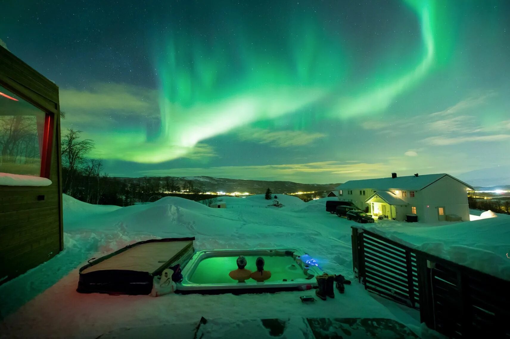 Норвежский погоды снежногорск. Аврора бореалис Норвегия. Aurora Borealis Северное сияние. Обсерватория Аврора бореалис. Мурманск Северное сияние гостиница.