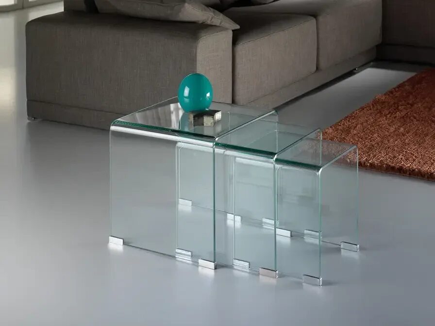Мебельное стекло купить. Стеклянный столик. Прозрачный журнальный столик из пластика. Журнальный столик стеклянный. Мебель из стекла.