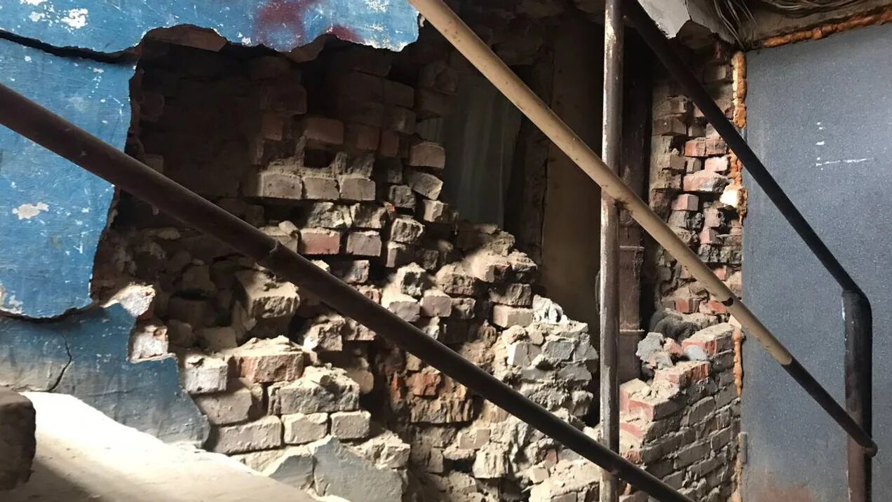 Омск рухнул дом 50 лет профсоюзов. Аварийный дом. Обрушение кирпичной стены в здании. Обрушился дом в Нефтяниках.