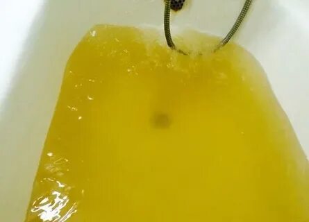 Ярко желтая вода