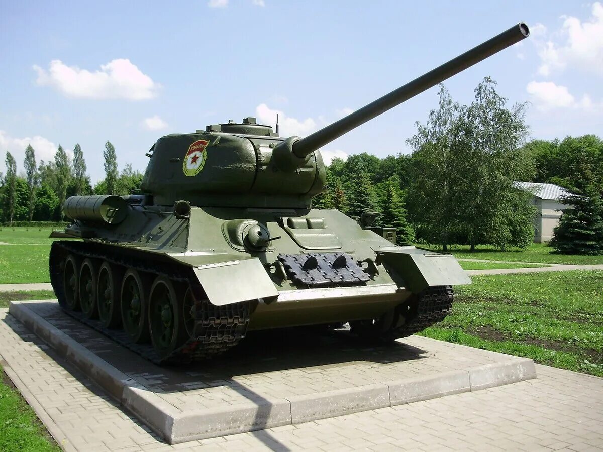 Первый танк т 34. Танк т-34-85. танк т34. т 34 85. танки т 34 85.