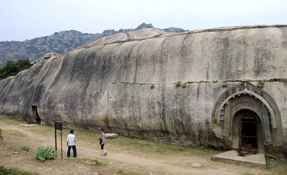 Пещеры Барабар в Индии. Пещера Ломас Риши. Комплекс пещер Барабар Индия. Древние мегалиты Индии. Аэродром в скале