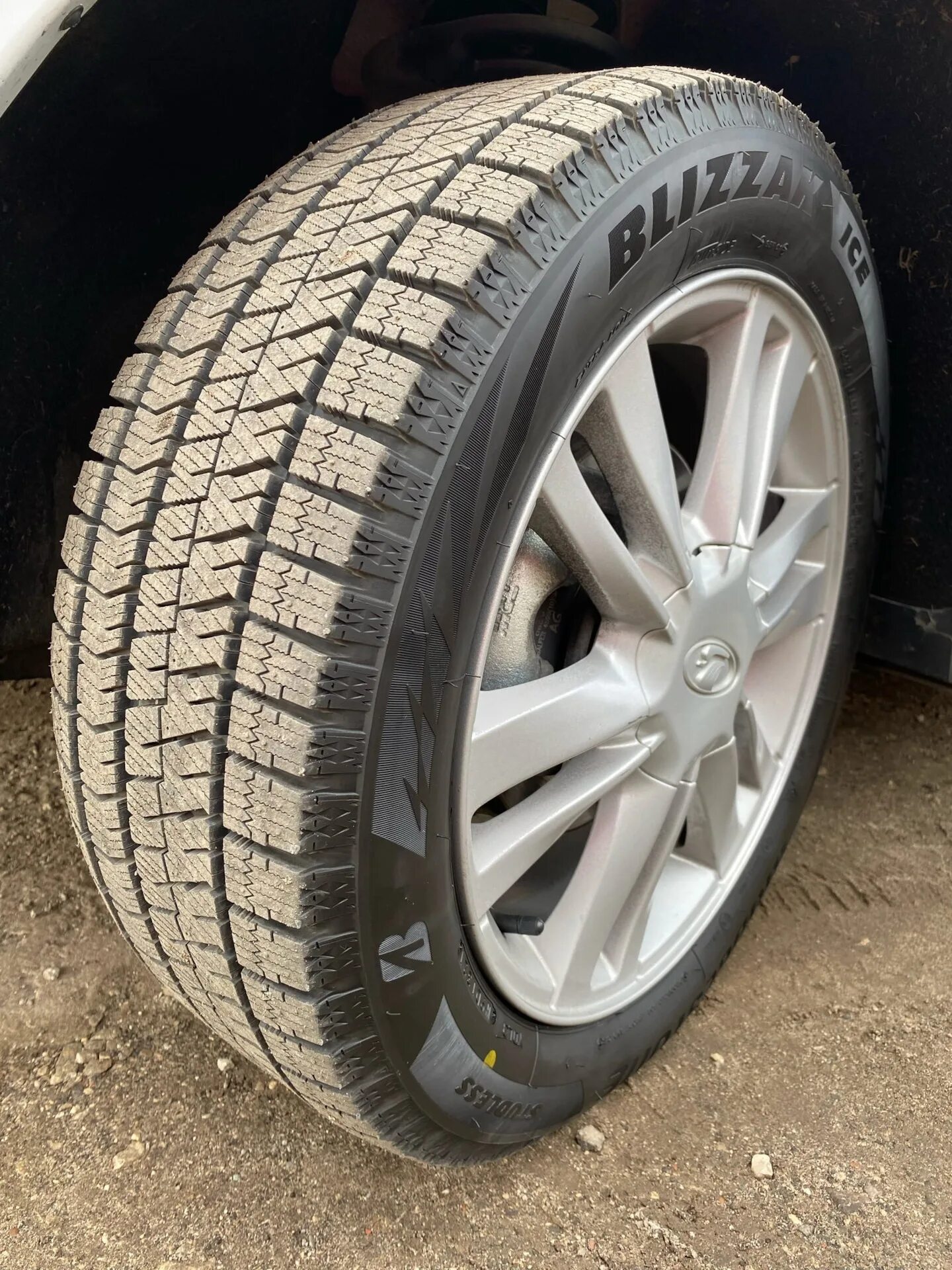 Близак айс. Bridgestone Blizzak Ice. Близзак айс 195 55 16. Ранылед близак.