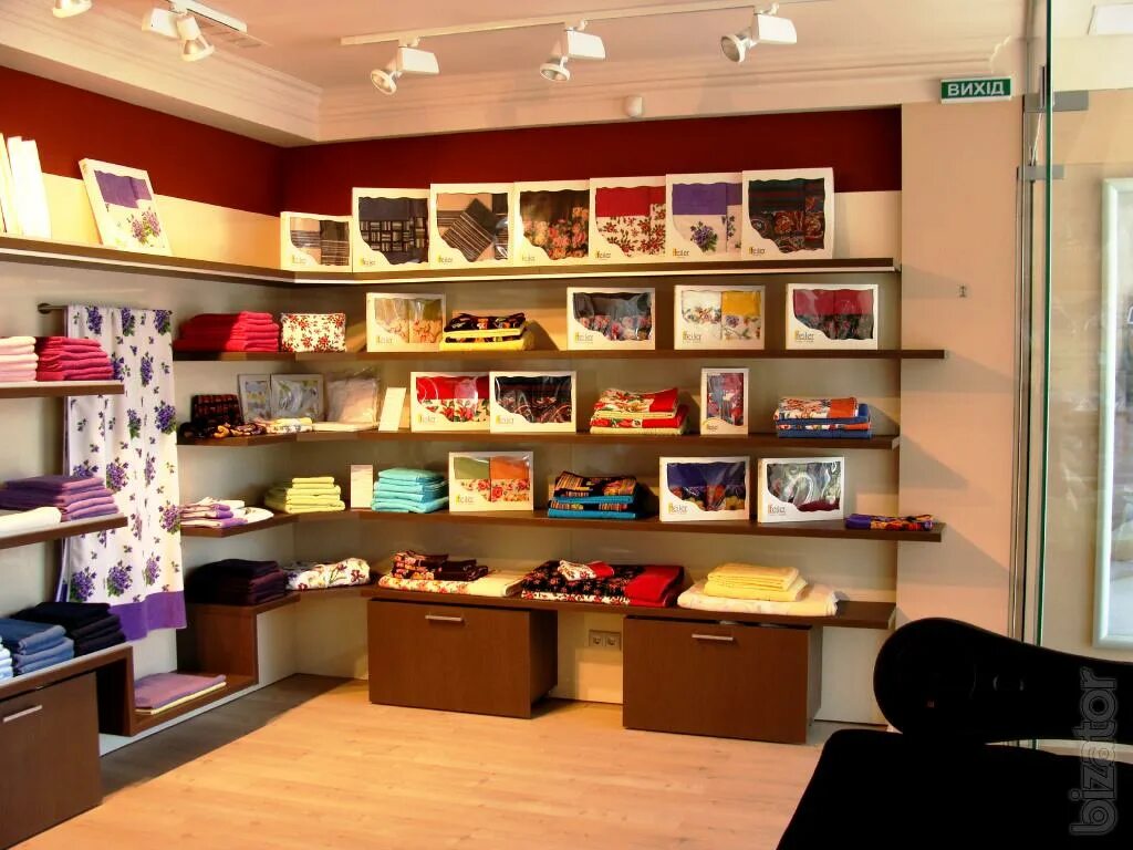 Салон мягкой мебели. Диван аякс. Мебель сопутствующие товары. Мебель сопутствующие товары. Стол аптека на вечеринке.