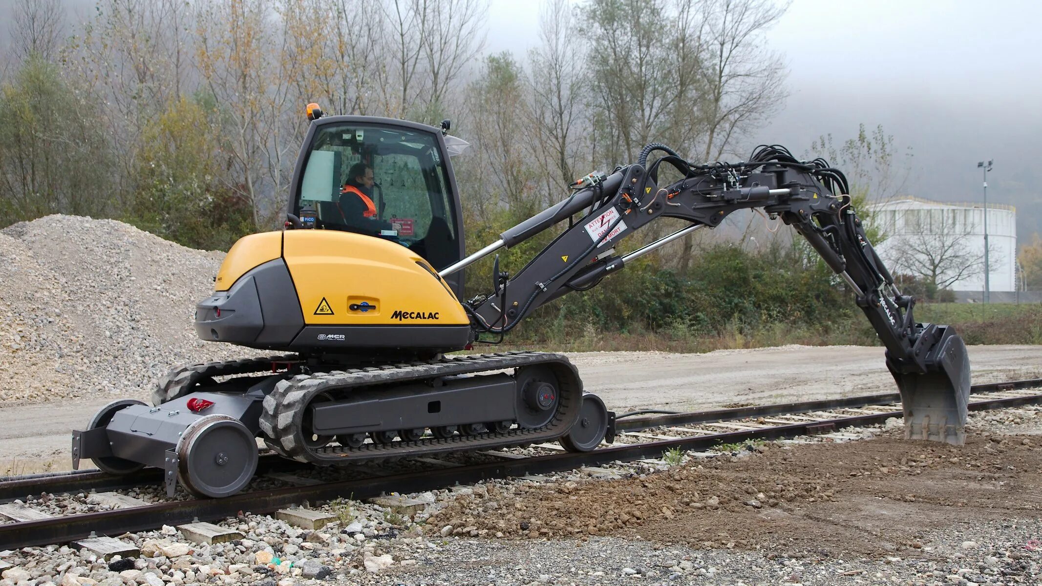 Шагающий ход. Экскаватор Terex rh400. Rh 400 экскаватор. Mecalac 8mcr. Экскаватор Terex rh400 Демолишер.