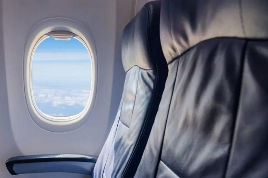 Иллюминатор самолета. Окно самолета. Иллюминаторы боинг 747. Места у иллюминатора. Иллюминатор самолета.