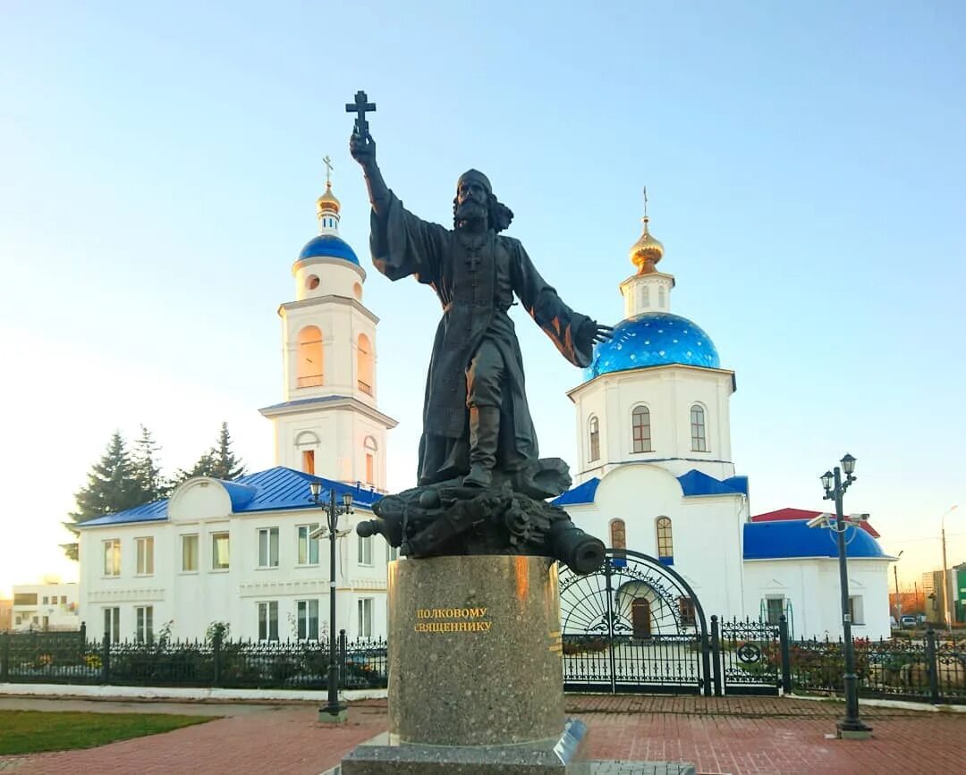Папа малоярославец. Памятник василию васильковскому в малоярославце. памятник полковому священнику малоярославец. священник василий васильковский 1812 года. памятник священнику василию васильковскому.