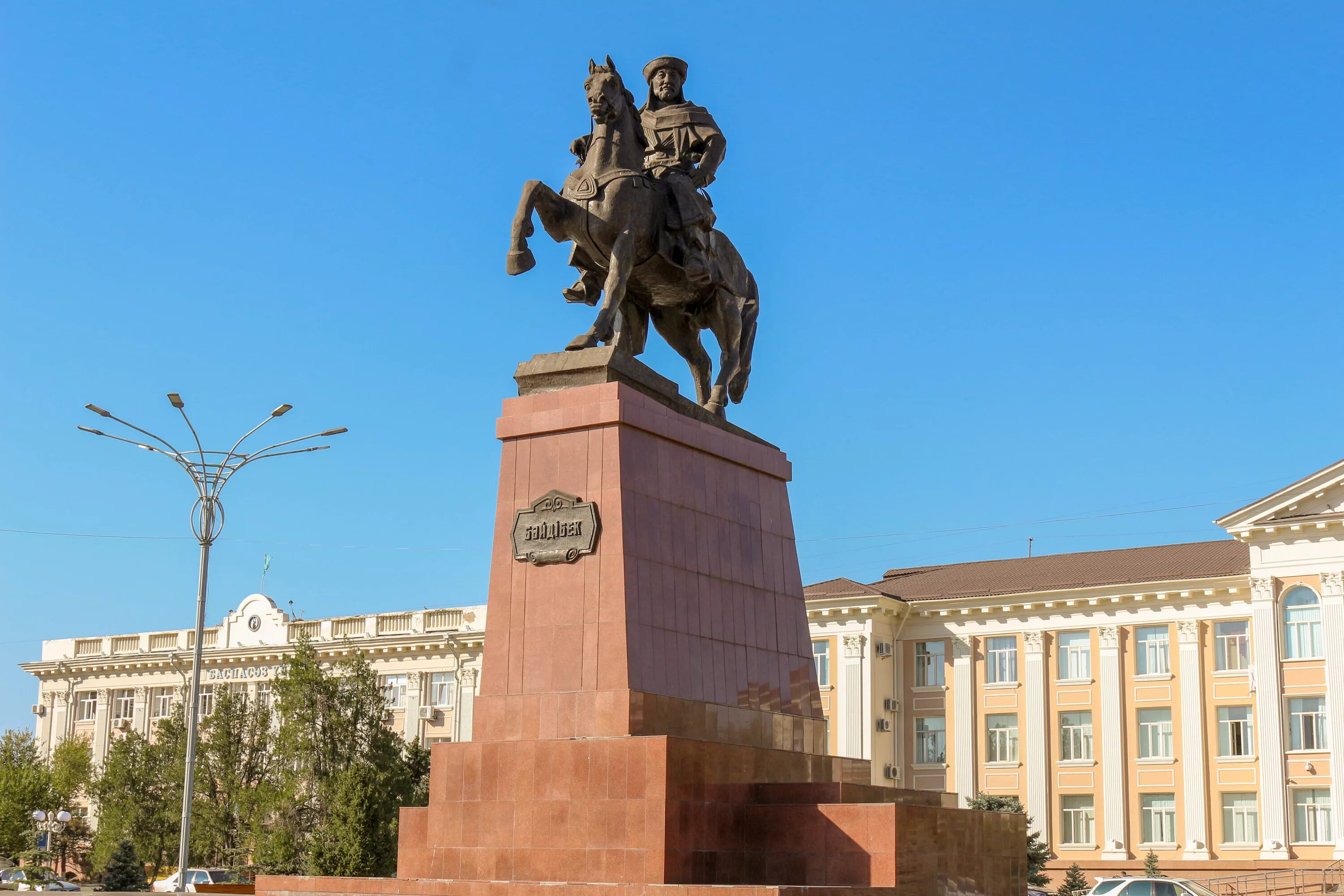 Монумент Байдибек би Шымкент. Памятник Байдибек би Шымкента. Байдибек баба. Тараз.